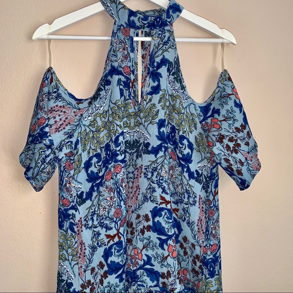 Lily white cold shoulder clue top